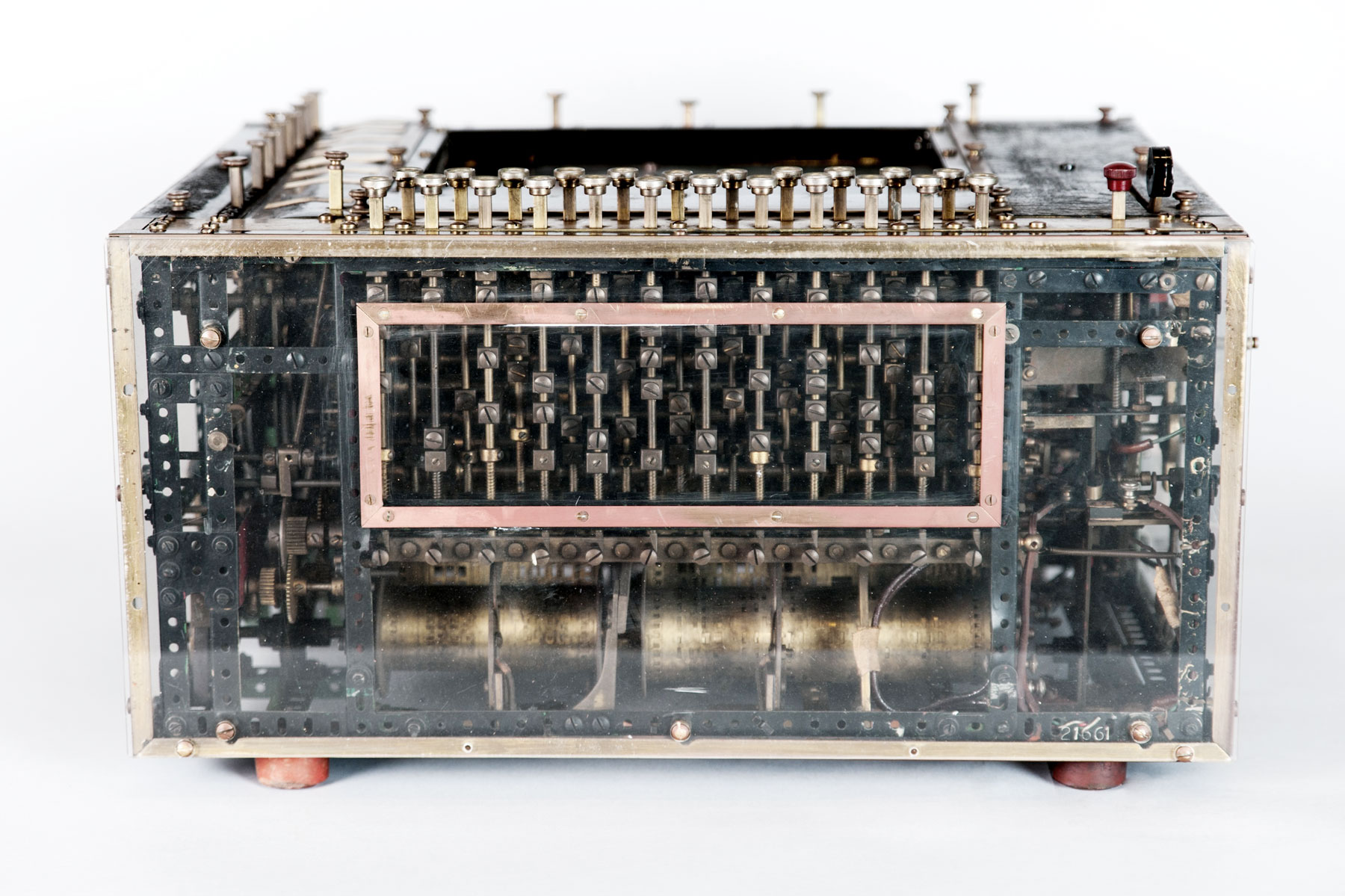 Georges Artsrouni, Machine à traduire électromécanique dite « Le cerveau mécanique », 1933-1935.