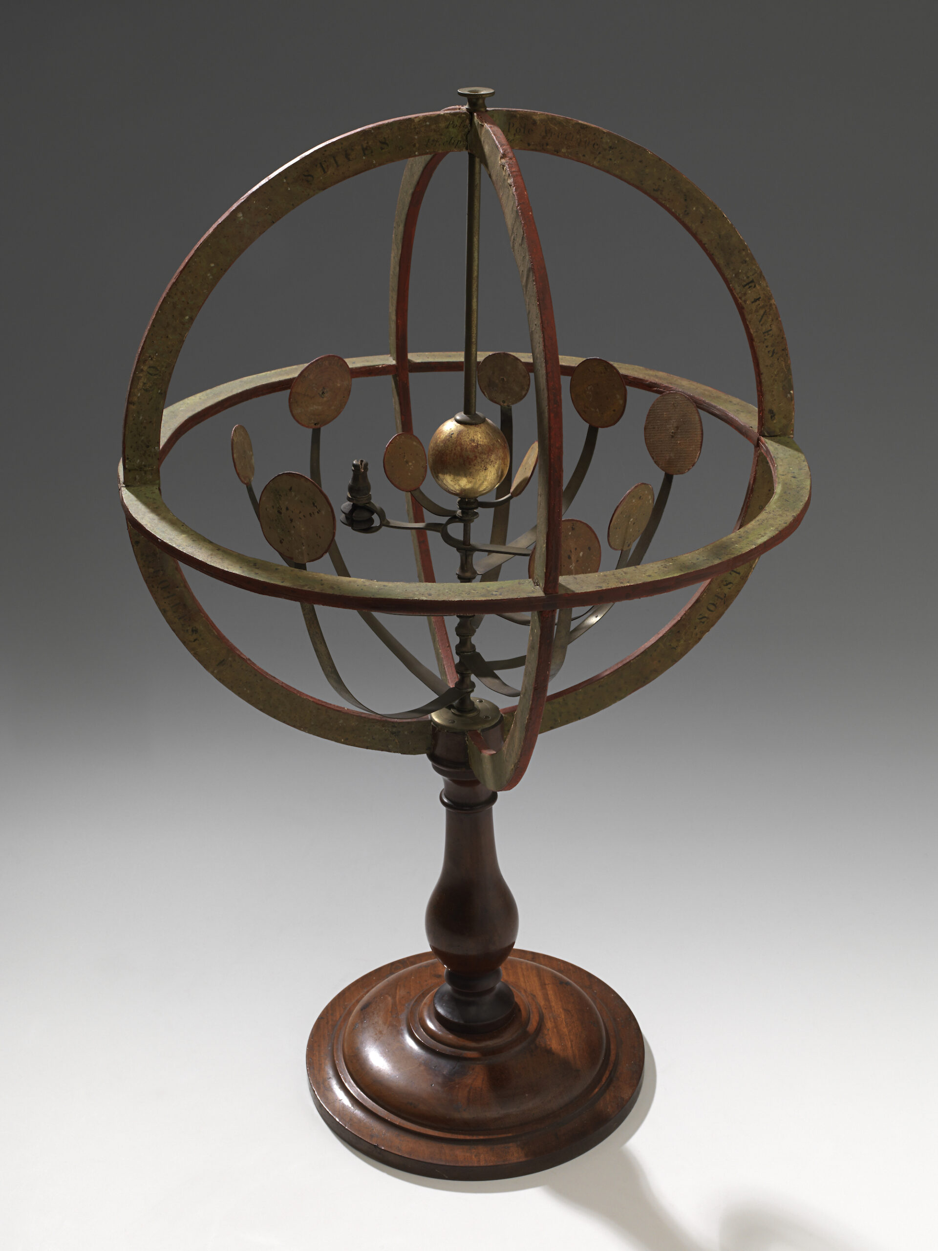 Sphère armillaire Anonyme, XIXe siècle. Bois, carton, papier, laiton © Musée national de la Marine / A. Fux