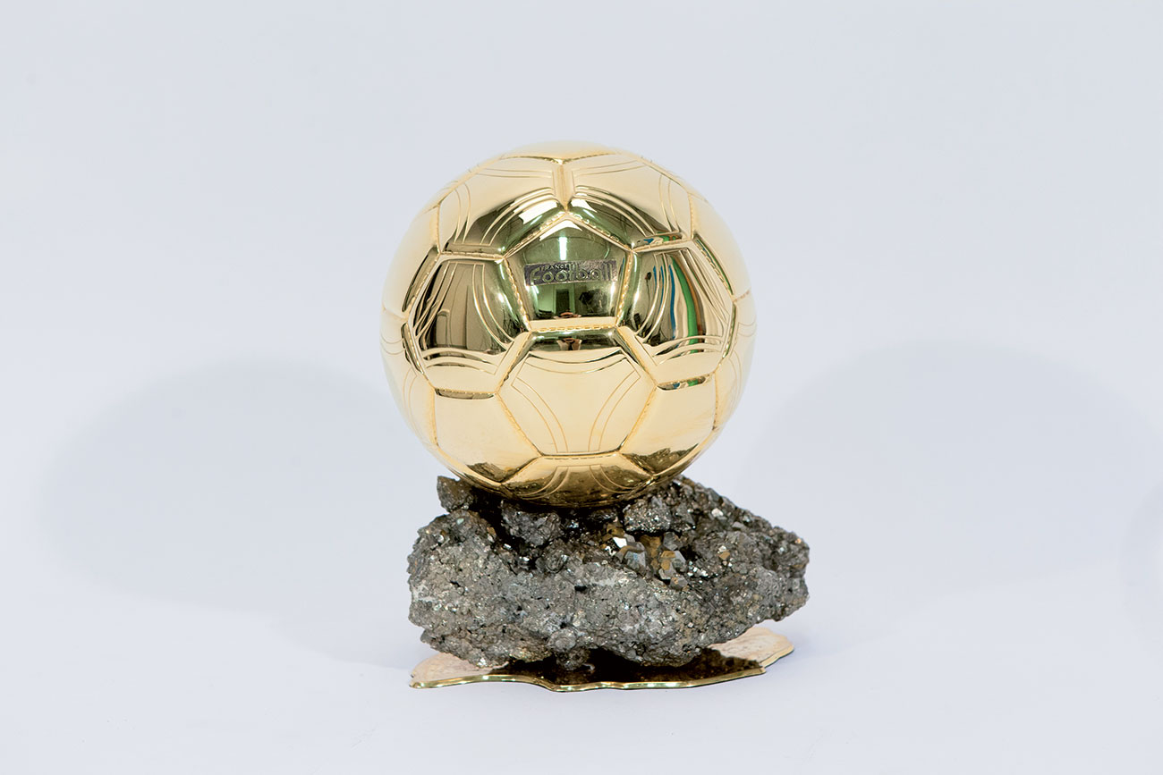 Ballon d’Or ®, tous droits réservés France Football, orfèvre Mellerio dits Meller, dépôt auprès du Musée National du Sport, Nice © Musée National du Sport, Nice