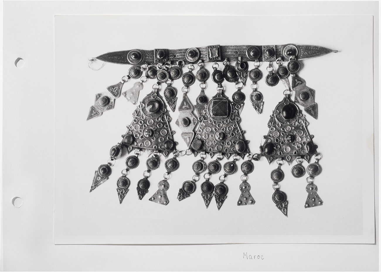 Photographie d'un bijou marocain realisée pour le livre d'Henriette Camps Fabrer © Mucem, Yves Inchierman