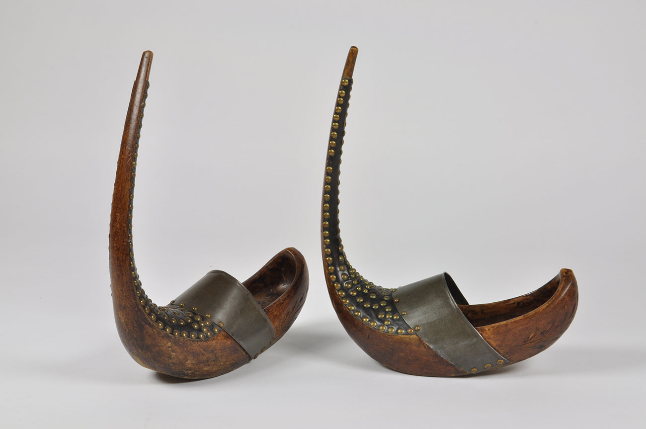 Sabot, bois décoré de clous, France, midi pyrenees, ariege, bethmale, début du xxe siècle © Mucem