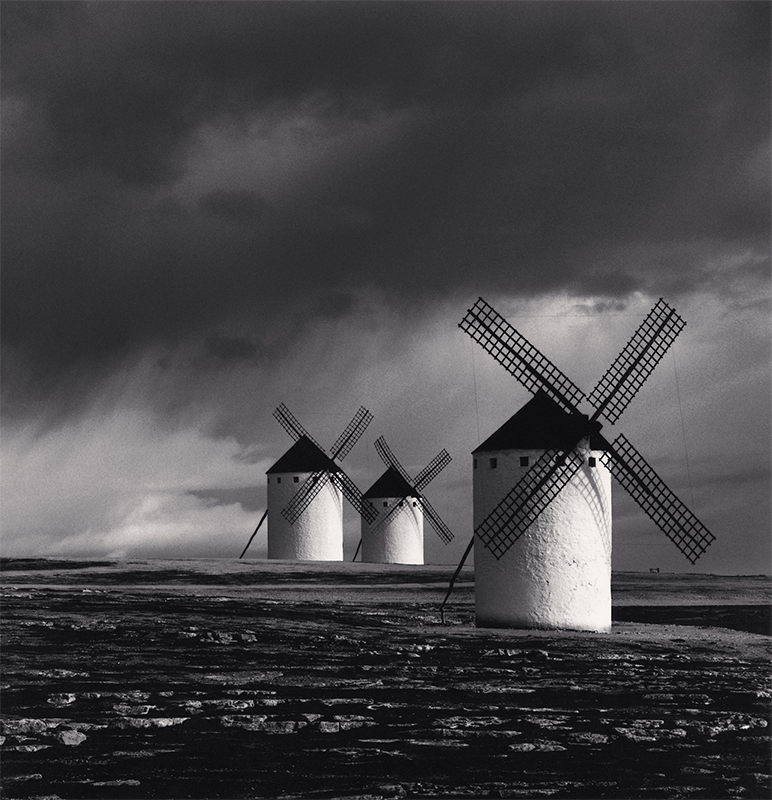 Michael Kenna, Quixote's Giants, Study 1 (Les Géants de don Quichote. Étude 1), tirage gélatino-argentique, Campo de Criptana, La Manche, Espagne, 1996 © Michael Kenna