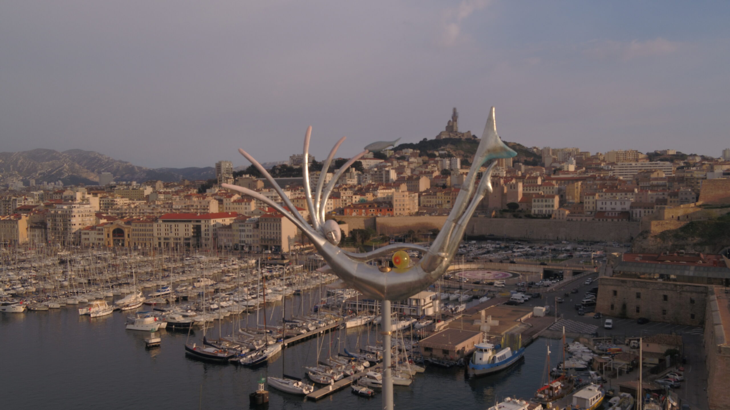 4- Laure Prouvost, sculpture-girouette Icare, Us, Elle, 2025 © Mucem