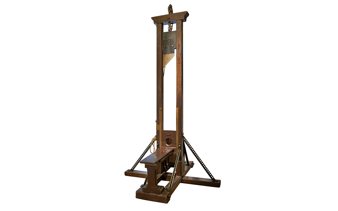 Guillotine, Alphonse-Léon Berger, France, 1872 (en remplacement de l’exemplaire brûlé pendant la Commune de Paris en 1870) Bois, métal, Mucem, affectation au musée par le ministère de la Justice sur proposition du garde des Sceaux Robert Badinter en 1982. © Mucem, David Giancatarina